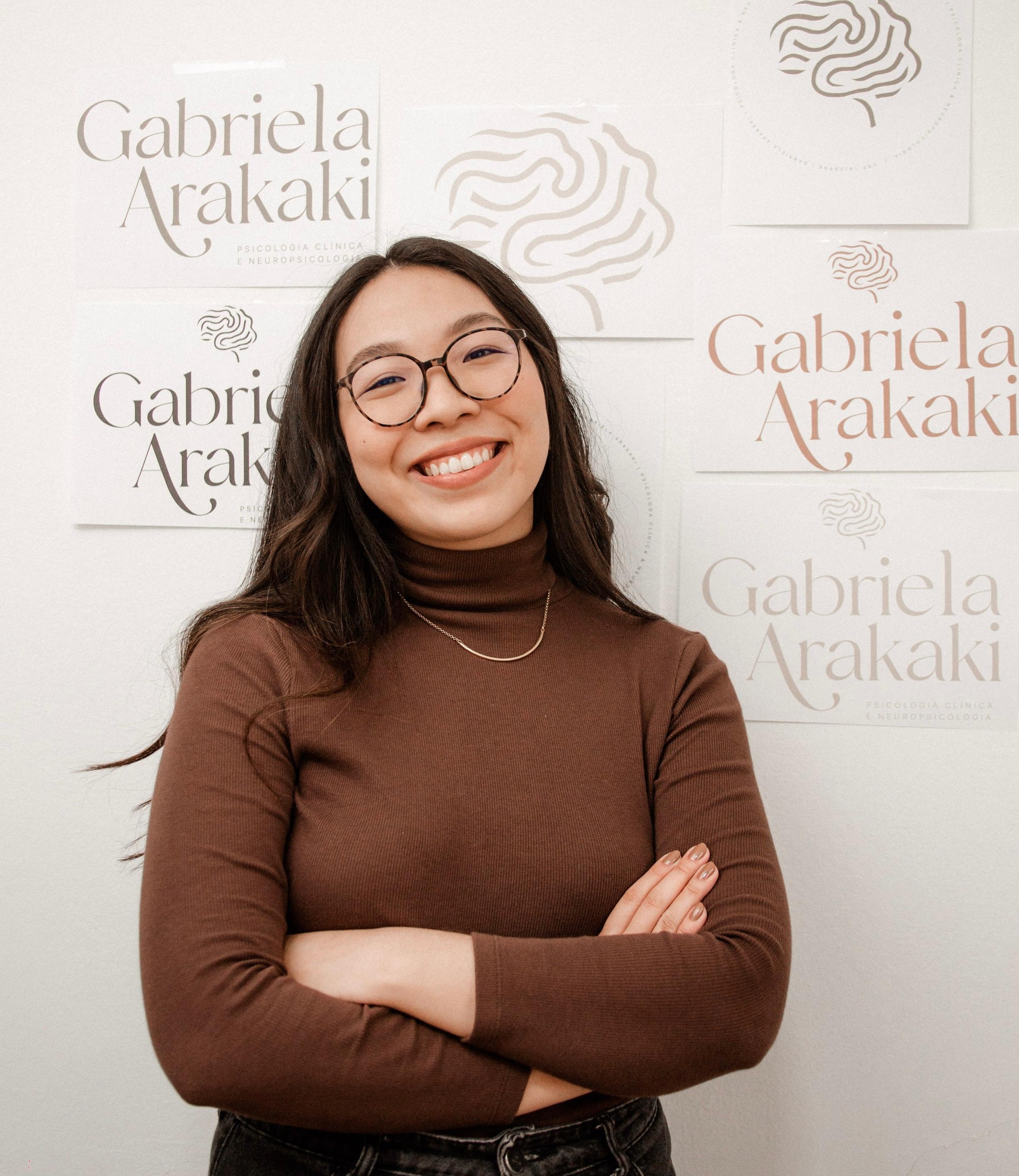 Gabriela Arakaki em um ambiente profissional